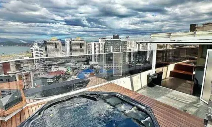 Maravilhosa cobertura, totalmente mobiliada, equipada e decorada, tudo de altíssimo padrão, 2 vagas de garagem, bairro Campinas, São José/SC
