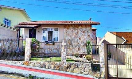 Casa no bairro Bela Vista/São José, com 3 quartos + uma edícula com 2 quartos e banheiro social