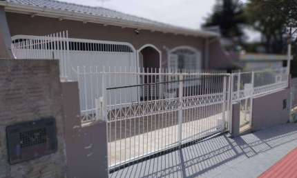 Casa ampla com 3 Dorms, Churrasqueira e piscina na melhor localização do bairro Capoeiras