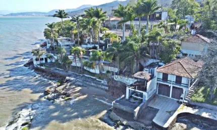 Casa com 11 Suítes, 10 Vagas - São Miguel - Biguaçu
