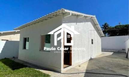 Casa localizada no bairro Viaduto em rua asfaltada.  Composição: 2 quartos, sala, cozinha, banheiro social, área de serviço, amplo quintal a poucos me