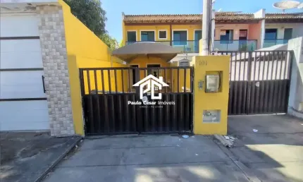 Linda casa composta de sala, cozinha, pequena área externa com churrasqueira, área de serviço e 3 quartos, sendo um na parte inferior e dois na parte