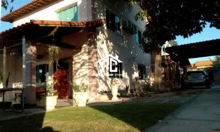 Casa à venda na Vila Capri, Araruama-RJ: 3 quartos, 2 suítes, 1 sala, 2 banheiros, 3 vagas de garagem, 350m² de área. Aproveite!