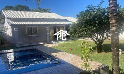 Casa localizada no bairro areal a 100 metros da lagoa.  Ampla casa composta de 2 quartos (sendo 1 com suíte), sala, cozinha, banheiro social, área gou