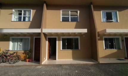Excelente casa duplex nova, situada em Condomínio com rua asfaltada, composta de 1º pavimento: sala, cozinha americana, banheiro social, área de servi