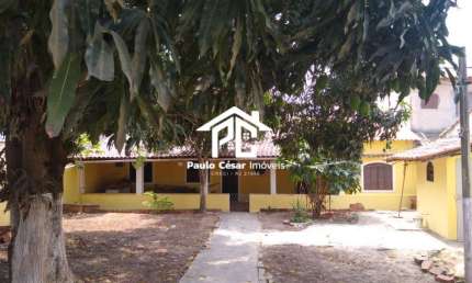 Excelente casa com 02 quartos,  ótima sala, cozinha, banheiro, área de serviço, varandas, garagem, ótima localização. Aceita carta de c