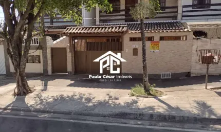 Ótima casa térrea com 02 quartos, sendo 01 suíte, ótima sala, excelente cozinha, banheiro, área de serviço, varandas, cisterna, garagem, rua asfaltada