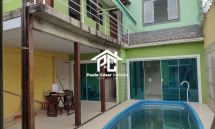 Excelente casa com 02 quartos sendo 01 suíte, ótima sala, cozinha, banheiro, área de serviço, varandas, garagem, piscina, área gourmet com churrasquei