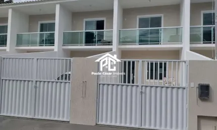 Excelentes casas novas no Centro de Araruama com 02 quartos, sala, cozinha, 02 banheiros, área de serviço, varandas, garagem, a 200 metros da Rodoviár