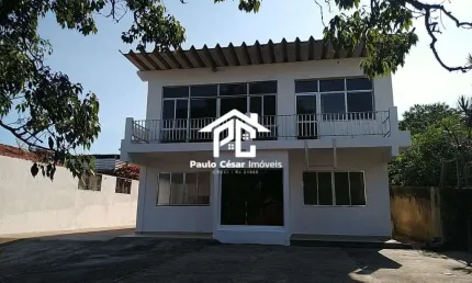 Excelente casa duplex com 04 quartos, sendo 02 suítes, ampla sala, cozinha, banheiro, área de serviço e vaga de garagem para 08 carros, ótimo terreno