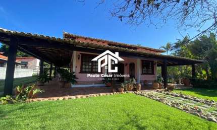 Excelente casa composta por: 03 quartos sendo 01 suíte, ampla sala com 03 ambientes, cozinha ampla, banheiro social, área de serviço com ducha e banhe