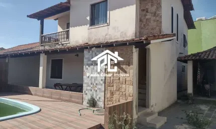 Excelente casa em condomínio de alto padrão, composta por: 05 quartos, sendo 03 suítes, 02 salas, banheiros sociais, cozinha, área de serviço, lavande