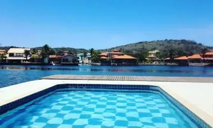 Excelente triplex com acesso privativo ao canal de Cabo Frio, térreo: Sala, cozinha, banheiro; 2º andar: 02 quartos sendo 01 suíte, uma saleta e um ba