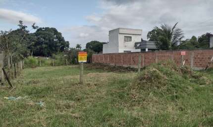 Excelente terreno com escritura e RGI, medindo 15x30, 450,00m², a 200 metros da Rodovia, ótima localização.