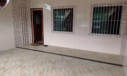 Excelente casa com 02 quartos, sendo 01 suíte, ótima sala, cozinha, banheiro, área de serviço, varanda, garagem, ótima localização, totalmente legaliz