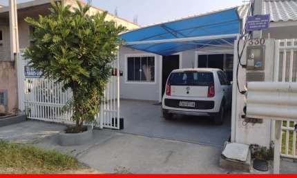 Excelente casa com 02 quartos, sendo 01 suíte, ótima sala, cozinha, banheiro, jardim de inverno, varandas, garagem, portão eletrônico, próximo a facul