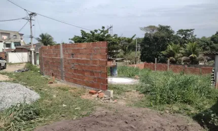 Excelente terreno de Esquina todo murado, a 30 metros do asfalto com 470,00m², a 2 km do Centro, ótima localização.