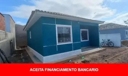 Excelente casa com 02 quartos, sala, cozinha, banheiro social e área de serviço coberta, ótima localização, local tranquilo e de fácil acesso. Aceita