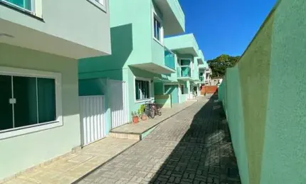 Imperdível oportunidade de adquirir casa com 4 quartos e 3 suites na Praça da Bandeira, Araruama-RJ!