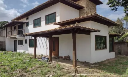 Casa à venda em Araruama-RJ, Parque Hotel: 5 quartos, 2 suítes, 2 salas, 2 banheiros, 3 vagas de garagem, 204,06m².