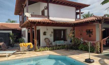 Imperdível! Casa em condomínio de alto padrão em Araruama-RJ, bairro Pontinha, 3 quartos, 3 suítes, 3 salas, 2 banheiros, 2 vagas de garagem, 314,56m² de área, com muito acabamento em madeira.