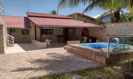 Excelente imóvel com 02 quartos, sendo 01 suíte, ótima sala, cozinha, copa, banheiro, área gourmet com churrasqueira, piscina, varandas, árvores frutí