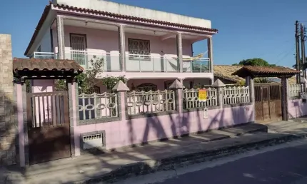 Excelente imóvel constituído por 02 casas, sendo ambas com 03 quartos, mais anexo de 01 quarto nos fundos