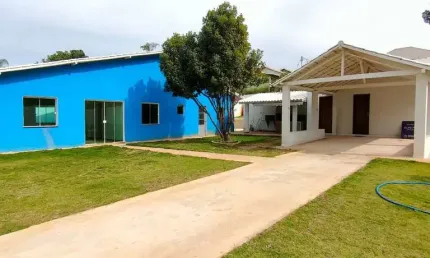 Excelente casa com 04 quartos, sendo 01 suíte, sala com 36m² com 5 janelas de blindex e porta de blindex, cozinha com 30m², churrasqueira com pia e ba