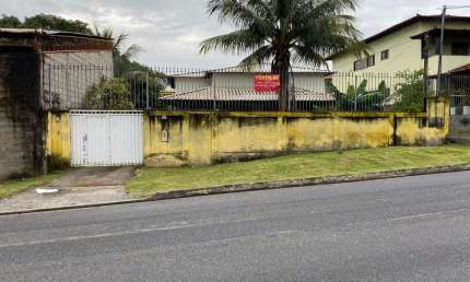 02 excelentes casas: Casa da frente composta por 03 quartos, 02 banheiros, 02 salas, cozinha, garagem coberta para 03 carros, área de serviço e varand