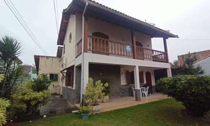 Excelente casa duplex, parte superior: 02 quartos com varandas e 01 banheiro, parte inferior: 01 quarto grande com suíte de 20m², sala em 02 ambientes