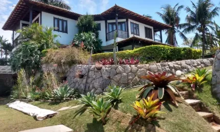 Impecável residência de luxo com 4 quartos e 3 suítes na Pontinha, Araruama-RJ: 3 salas, 3 banheiros, 3 vagas e 320m².
