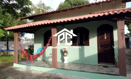 Ótima casa com 02 quartos, sendo 01 suíte, sala, excelente cozinha, banheiro, área de serviço, varandas, garagem para 03 carros, piscina, canil, área