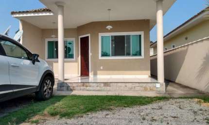 Excelente Casa com 02 quartos, sendo 01 suíte, ótima sala, cozinha, banheiro, área de serviço, varandas, garagem, área gourmet com churrasqueira, duch