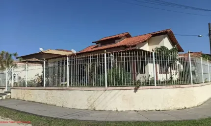 Ótima casa com 03 quartos, sendo 01 suíte, sala em 02 ambientes, cozinha, área de serviço interna e externa, varandas, garagem, portão eletrônico, mai