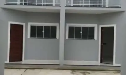 Excelente casa duplex composta por 02 quartos, sendo 01 suíte, sala, cozinha americana, banheiro social, área de serviço, garagem, ótima localização,