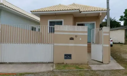 Excelente casa com 02 quartos, sendo 01 suíte, sala com 02 ambientes, cozinha, lavanderia, instalação para ar condicionado nos quartos e na sala
