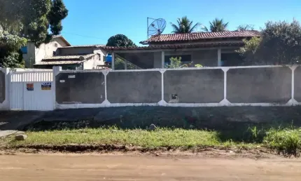 Ótima casa com 03 quartos, sendo 02 suítes, sala, ótima cozinha, banheiro, varanda ao redor da casa, ótimo quintal com 570,00m². Aceita financiamento!