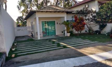 Ótima casa com 02 quartos sendo 01 suíte, em excelente condomínio no Centro de Araruama com área de lazer, quadra de vôlei e futebol, segurança 24hrs