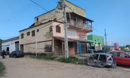 Prédio Comercial e Residencial, composta por 03 lojas, 03 apartamentos e 01 galpão com 150,00m², área total construída 450,00m², frente para Rodovia