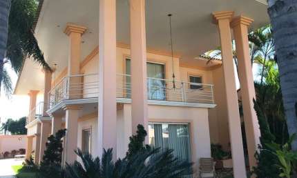 Casa de Luxo no Centro de Araruama-RJ: 5 Quartos, 5 Suítes, 3 Salas, 3 Vagas de Garagem!