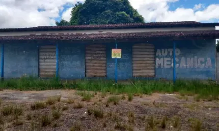 Ótima loja de frente para Rodovia com 15 metros de frente, e uma casa com 02 quartos, sala, cozinha, banheiro, churrasqueira, cisterna, casa com 90m²
