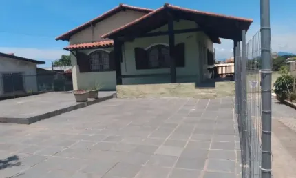 Ótima casa com 05 quartos sendo 01 suíte, 02 salas, cozinha, 02 banheiros, área de serviço, varandas, garagem, churrasqueira.