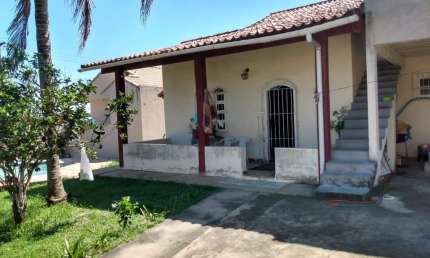 Duas ótimas casas, uma com 02 quartos sendo 01 suíte mais anexo de 01 quarto e outra com 01 quarto, sala, cozinha, banheiro. Ótima localização!