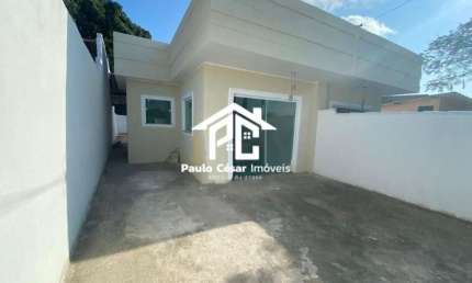 Casa com 02 Quartos sendo 1 suíte, sala cozinha americana banheiro área de serviço varandas garagem.