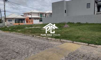 ÓTIMO LOTE COM TOTAL DE 380,24m² , LOTE DE ESQUINA EM CONDOMINIO BEM ESTRUTURADO NO CENTRO DE ARARUAMA.  O CONDOMÍNIO CONTA COM UMA SEGURANÇA 24H , QU