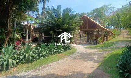 Sítio com 30.008m2 com 124 metros de frente para estrada principal.  propriedade com lago, pasto, trilha , mirante, área de mata e bastante árvores fr