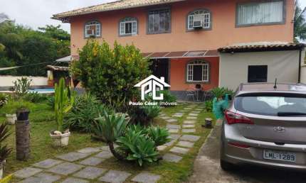 Casa duplex , composta por 3 quartos sendo 1 suíte, 2 salas, escritório, cozinha conceito aberto, espaço gourmet , banheiro, piscina, jardim, espaço p
