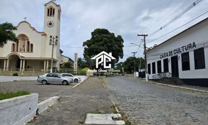 Área no Centro de Araruama com total de 635m² composta por:  - Casa residencial  com 03 quartos sendo 02 suítes,  01 banheiro, copa cozinha, lavand