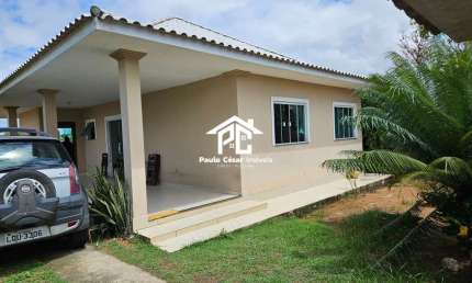 Excelente casa com 03 quartos sendo 01 suíte com closet,  ótima sala ,cozinha planejada , banheiro e garagem coberta. Excelente localização a poucos m
