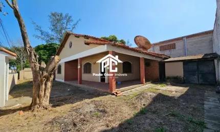 Casa com 3 quartos sendo 1 suíte, sala em L, banheiro, cozinha , garagem coberta, churrasqueira.  50 metros da rodovia, local com fácil acesso.  O imó